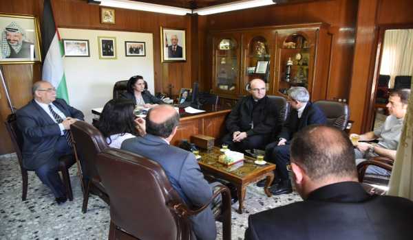   رئيسة بلدية بيت لحم تلتقي برئيس اساقفة سان سباستيان ويتبرعون لصالح قسم غسيل الكلى في مستشفى بيت جالا الحكومي