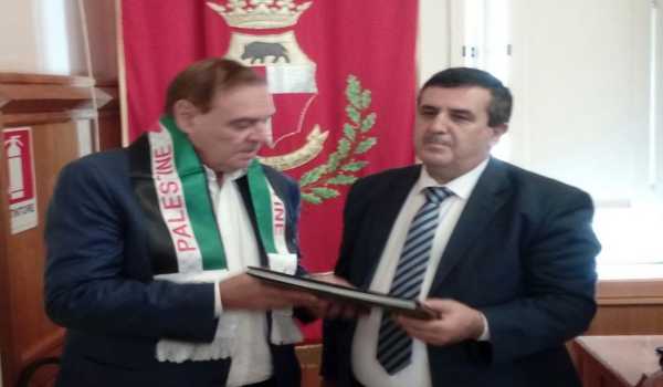 رئيسا بلديتي بيت لحم وبينيفينتو الإيطالية يوقعان وثيقة تخص حوار السلام 