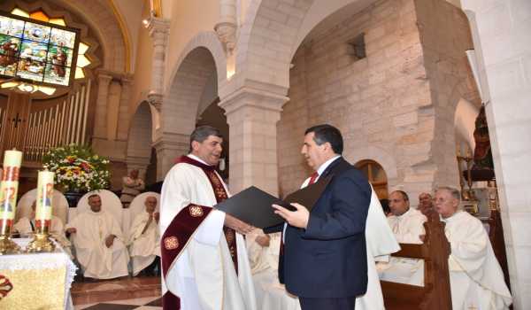 سلمان يمنح الاب فلتس مواطنة الشرف لمدينة بيت لحم في احتفال اليوبيل الفضي لرسامته الكهنوتية 