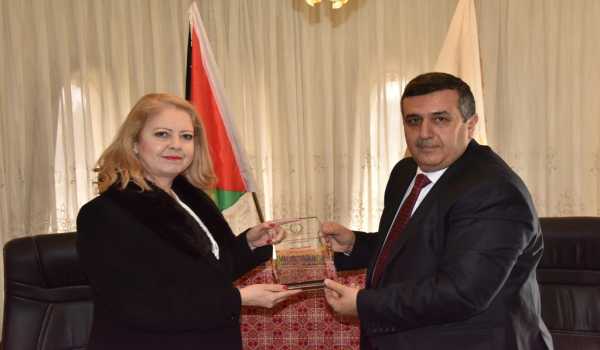 لقاء يجمع بين رئيس بلدية بيت لحم ومستشارة رئيس الوزراء في دار البلدية 