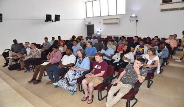 سلمان يستقبل وفد طلبة أمريكيين وينقل لهم تحديات المدينة