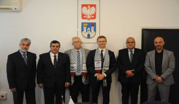 في جولته إلى بولندا سلمان يلتقي برئيس بلدية شيستوكوفا والسفير بوختا