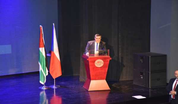 مهرجان السيدة إنسانية التشيكي يمنح رئيس بلدية بيت لحم وعدد من الشخصيات والمبدعين والفنانين جائزة المهرجان