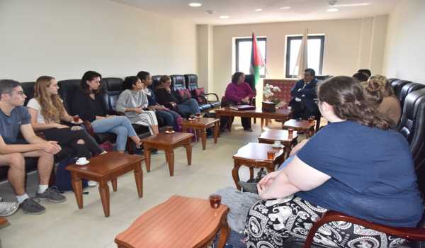 رئيس بلدية بيت لحم يستقبل وفد طلبة أمريكيين ويتحدث عن تحديات المدينة والتحضيرات لإحتفالات أعياد الميلاد المجيدة