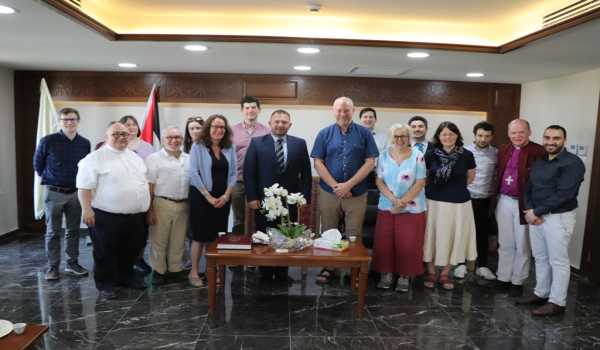 حنانيا يلتقي مع وفد بريطاني ديني رفيع المستوى في دار بلدية بيت لحم