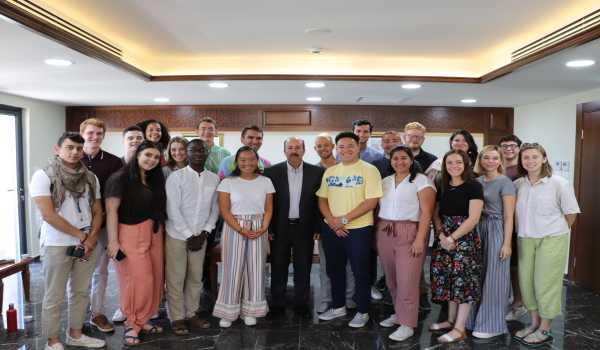 مدير عام بلدية بيت لحم يستقبل وفد طلبة أمريكيين من جامعة واشنطن وينقل لهم تحديات المدينة