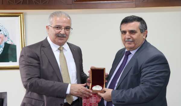 رئيس بلدية بيت لحم يستقبل وزير النقل والمواصلات ويبحثان واقع مدينة بيت لحم وسبل تطويرها 