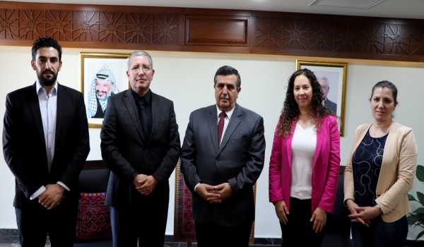 بهدف بحث التعاون المشترك لصالح بيت لحم 2020  رئيس بلدية بيت لحم يستقبل ممثل الاكوادور