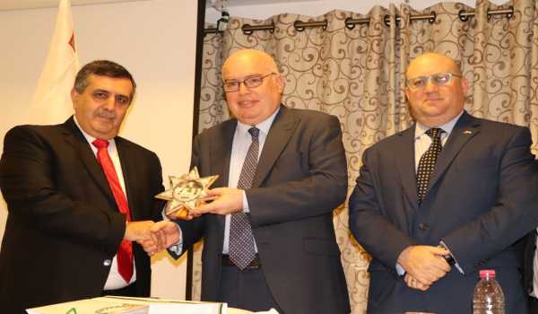 رئيس بلدية بيت لحم يكرم القاضي جو مفصوت من مالطا بمناسبة زيارته الثلاثين لمدينة بيت لحم