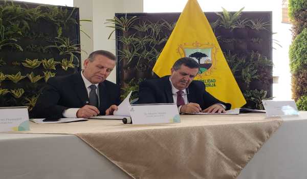 رئيس بلدية بيت لحم يوقع على إتفاقية توأمة جديدة مع بلدية سان بورخا في البيرو والتي قدمت له مفتاح سان بورخا