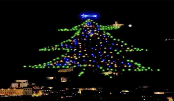 وفد فلسطيني رفيع المستوى يشارك في حفل إضاءة شجرة عيد الميلاد المجيد في جوبيو وأسيزي الإيطاليتان