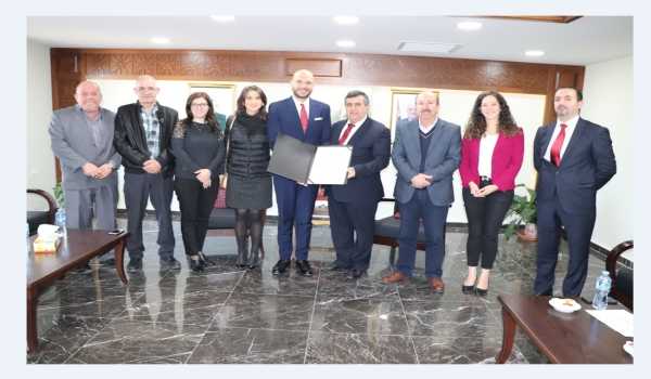 رئيس بلدية بيت لحم يمنح مدير المعهد الأزرق شهادة مواطنة فخرية لمدينة بيت لحم