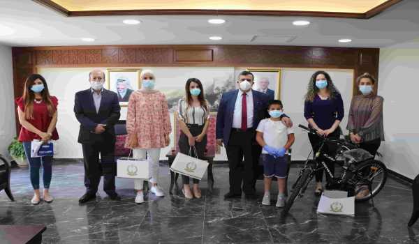 رئيس بلدية بيت لحم يكرم الفائزين في ماراثون الصور المنفذ من خلال مشروع "إعادة إستخدام المساحات العامة"