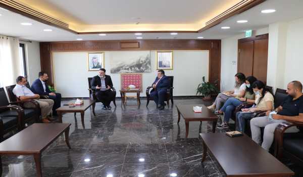 في سبيل تطوير البنية التحتية التكنولوجية واللوجستية:  رئيس بلدية بيت لحم يبحث سُبل التعاون مع مستشاري وزير الإتصالات وتكنولوجيا المعلومات الفلسطيني