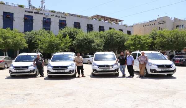 بلدية بيت لحم تتسلم أربع سيارات كهربائية تحقيقاً لرؤية الإستدامة