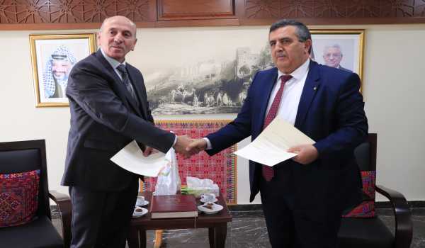 رئيس بلدية بيت لحم ومدير البعثة البابوية يوقعان على مذكرة تفاهم لتنفيذ مشروع تركيب مزرعة الواح شمسية لإنتاج طاقة كهربائية متجددة في حديقة ماري دوتي للأطفال