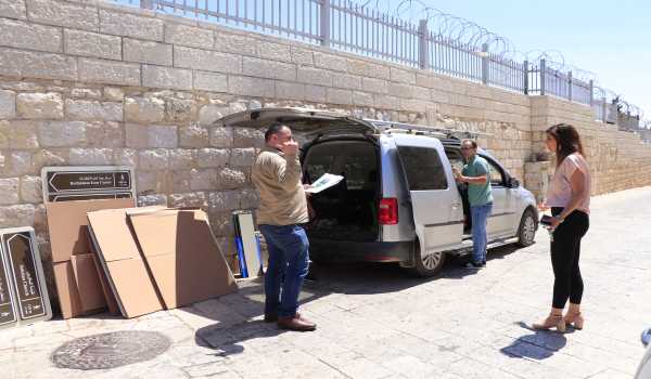 بلدية بيت لحم ومجلس الخدمات المشترك لتطوير السياحة تعمل على تركيب لافتات تعريفية وتوجيهية شاملة الخرائط