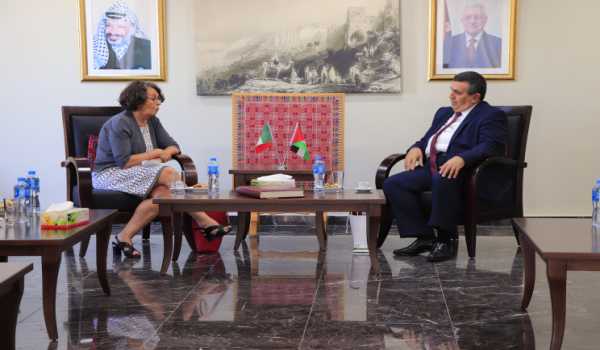 رئيس بلدية بيت لحم يؤكد لنائبة وزير الشؤون الخارجية والتعاون الدولي الايطالية اهمية دعم المسيرة السلمية لتحقيق وترسيخ مبادئ العدالة والسلام العادل والشامل الذي يضمن الحقوق الشرعية للشعب الفلسطيني