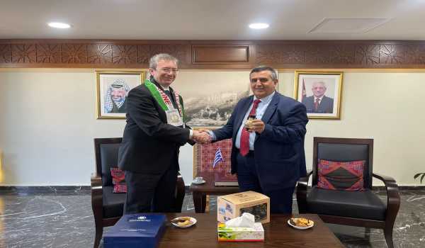 رئيس بلدية بيت لحم يبحث سُبل تعزيز العلاقات الثنائية مع القنصل اليوناني الجديد
