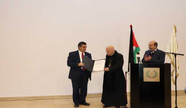 مجلس بلدية بيت لحم يكرّم غبطة البطريرك ميشيل صبّاح، بطريرك اللاتين السابق في المدينة المقدسة ويمنحه مواطنة شرف لمدينة بيت لحم