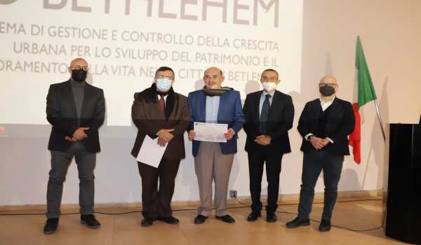 اختتمت بلدية بيت لحم مشروع "بيت لحم ثلاثية الأبعاد" الذي تم تنفيذه بتمويل من الوكالة الإيطالية للتعاون الإنمائي من خلال بلدية بافيا المتوأمة مع بيت لحم. 