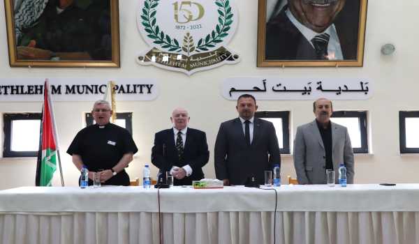 بلدية بيت لحم تنظم حفلاً على شرف رئيس بلدية غلاسكو السابق أليكس موسين والوفد الإسكتلندي المرافق له